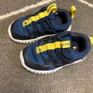 EUC size 5 new balance toddler shoes.